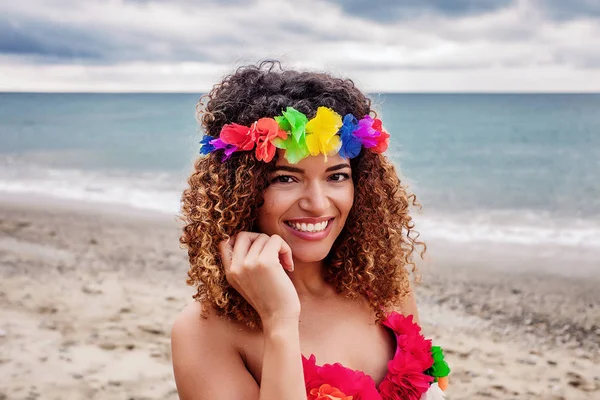 Hawaii plajda gülümseyen