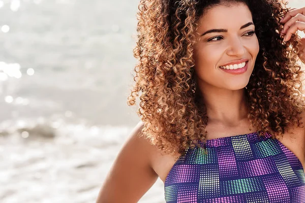 Mujer hermosa y feliz retrato sonriendo mientras mira a un lado, Vacaciones de verano — Foto de Stock