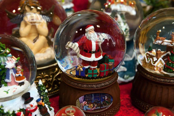 Bola de Navidad con Santa Claus con nombres de lista y regalos de colores — Foto de Stock