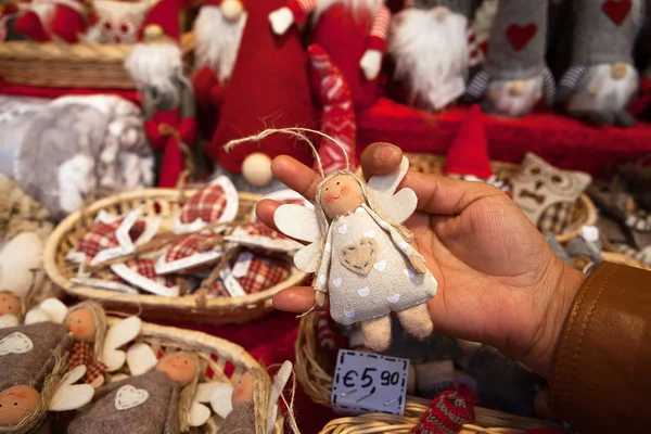 Güzel Noel melek ağacı süsle tutan el