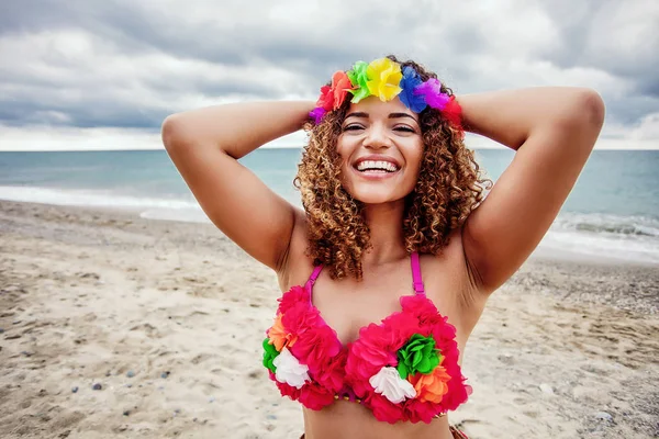 Glückliche hawaiianische Frau Porträt am Strand — Stockfoto