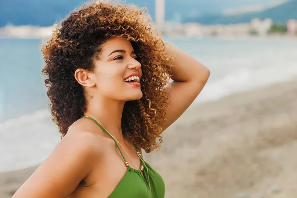 Ursnygg kvinna stående leende på stranden på sommaren — Stockfoto