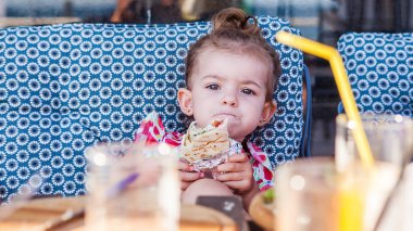 Sarma yemek ve kameraya bakarak sevimli küçük kız portre portre