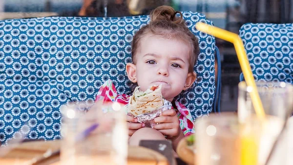 Sarma yemek ve kameraya bakarak sevimli küçük kız portre portre