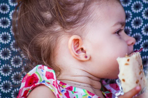 Sevimli küçük kız portre portre sarma yemek