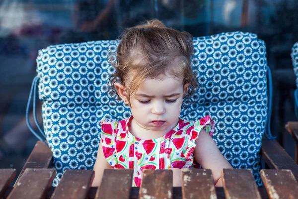 Yaz aylarında plaja yakın oturma yorgun küçük kız portre