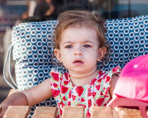 Niña cansada sentada cerca de la playa en verano —  Fotos de Stock