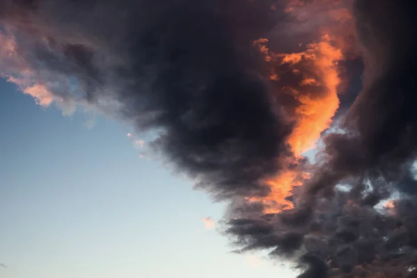 Schöne und farbenfrohe Wolkenlandschaft bei Sonnenuntergang — Stockfoto