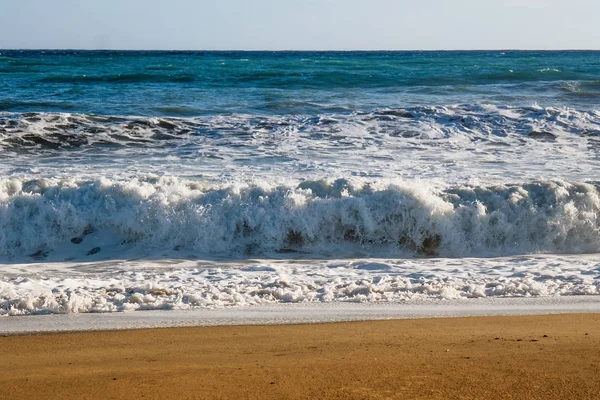 Belle onde del mare e spiaggia di sabbia — Foto Stock