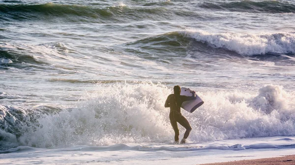 Bella silhouette surfista sulla spiaggia e onde del mare — Foto Stock