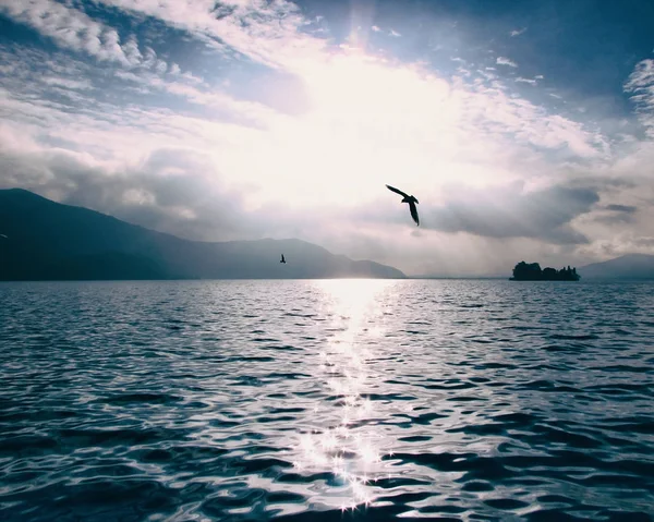 Escape de lago lindo com reflexão de água de raio solar — Fotografia de Stock