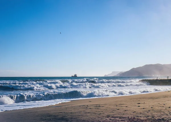 A paisagem marinha e as ondas no litoral — Fotografia de Stock