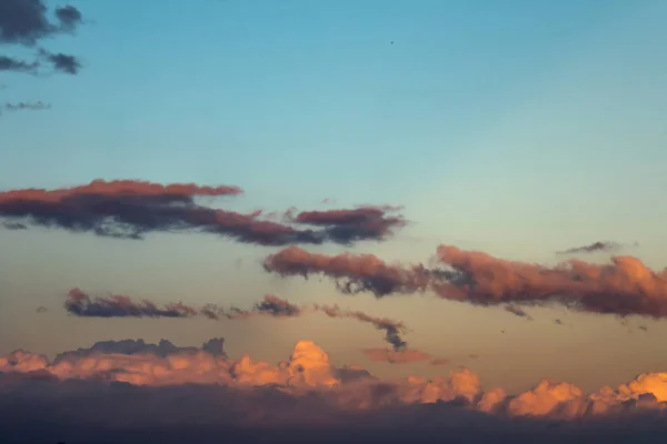 Πολύχρωμα σύννεφα στο ηλιοβασίλεμα και το γαλάζιο του ουρανού — Φωτογραφία Αρχείου