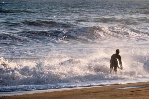 Surfer portret sylwetka na plaży i morskie fale — Zdjęcie stockowe