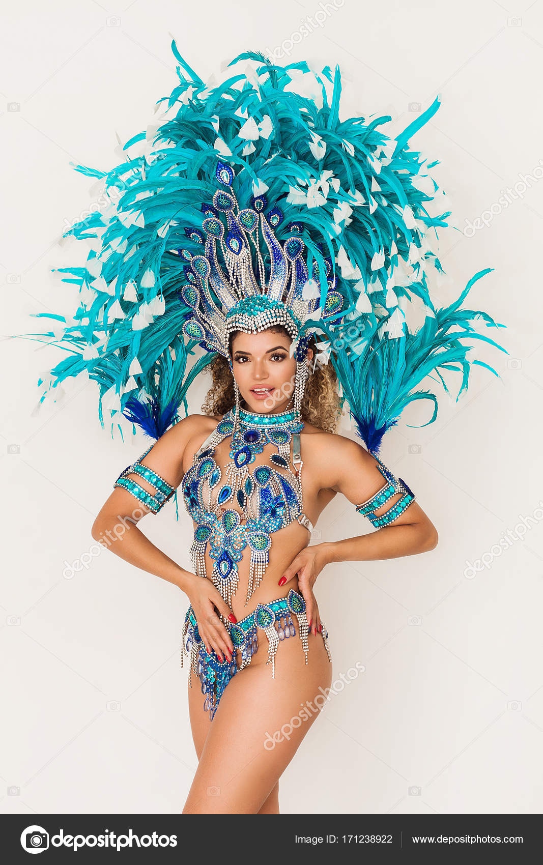 Linda mulher brasileira com vestidos para dançarina de dança do