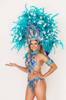 Güzel Brezilyalı samba dansçısı portre gülümseyen ve bir şeyler gösteriyor