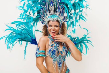 Mavi geleneksel kostüm giyen güzel neşeli samba dansçısı portre