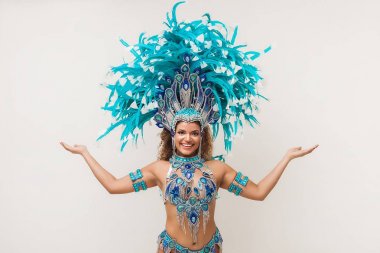 Gülümseyen ve poz güzel samba dansçısı