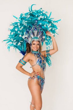 Mavi geleneksel kostüm giyen güzel Brezilyalı samba dansçısı portre