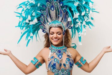 Gülümseyen ve geleneksel kostüm giyen samba dansçısı