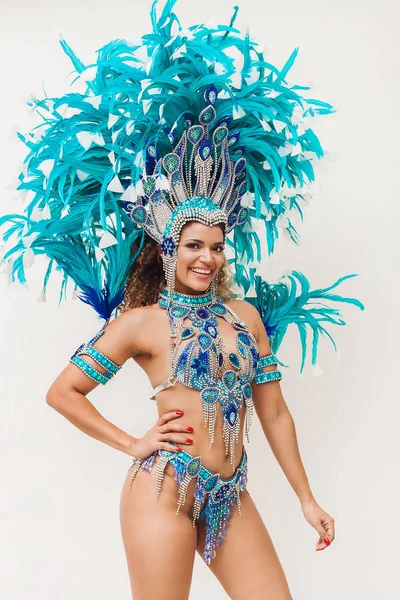 Krásná a veselá brazilská samba tanečnice nosí modré tradional kostým — Stock fotografie