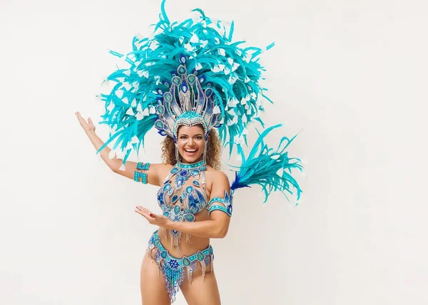 Vacker brasiliansk samba dansare utför iklädd traditionell dräkt — Stockfoto