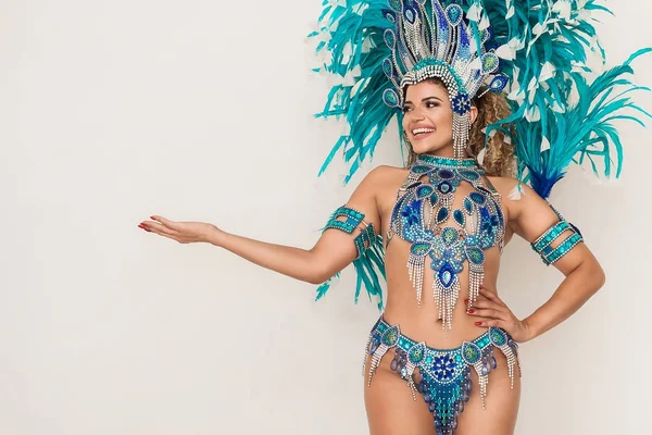 Bellissimo ritratto brasiliano samba ballerino che mostra qualcosa - Copia spazio — Foto Stock
