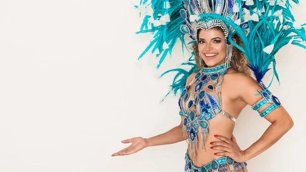 Hermoso brasileño samba bailarina retrato sonriendo y mostrando algo - Copiar el espacio — Foto de Stock