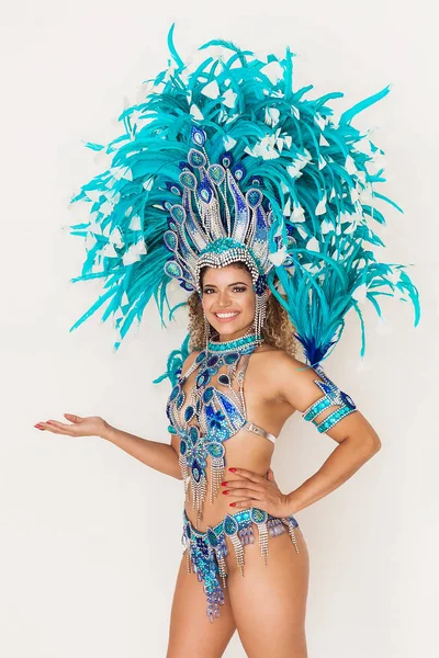 Beautiful brazilian samba dancer portrait smiling and showing something — Stock Photo, Image