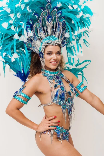 Hermosa bailarina brasileña de samba vestida con traje tradicional azul — Foto de Stock