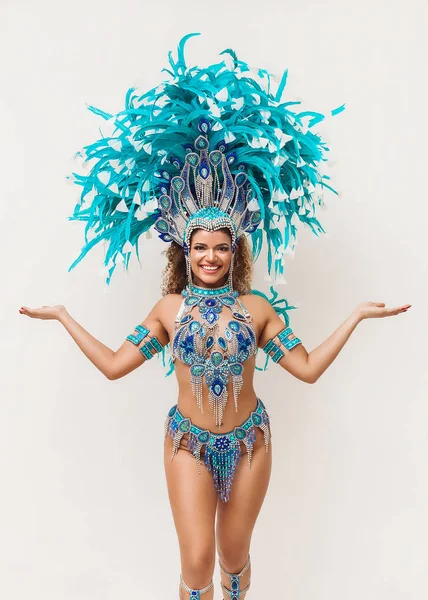 Hermoso retrato de bailarina de samba sonriendo y posando —  Fotos de Stock