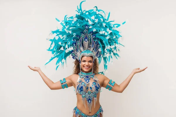 Krásný samba tanečník s úsměvem a pózování — Stock fotografie
