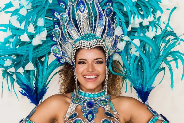 Portrét veselá samba tanečnice nosí modré tradiční kostým — Stock fotografie