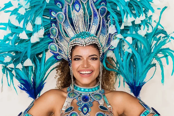 Retrato de dançarina de samba alegre vestindo traje tradicional azul — Fotografia de Stock