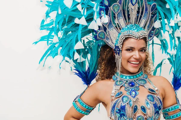 Prachtige en vrolijke samba danseres portret draagt blauwe traditionele kostuum — Stockfoto