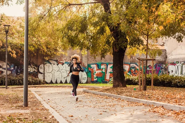 Bellissimo ritratto di jogger in esecuzione nel parco autunnale urbano — Foto Stock