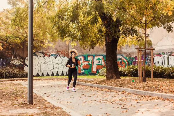 Jogger portret uitoefenen in herfst park — Stockfoto