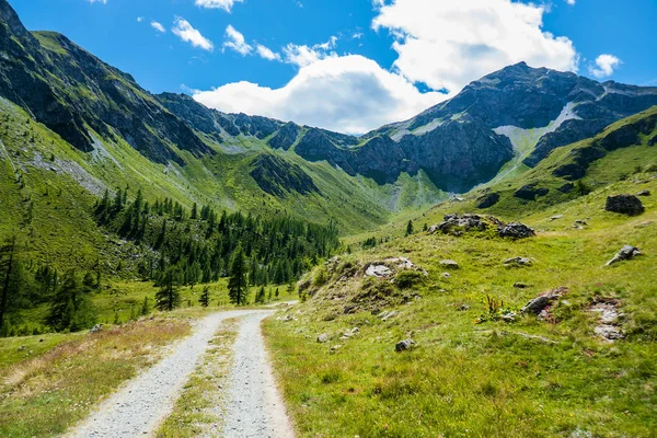 Underbara och avkopplande bergslandskapet i norr Italien — Stockfoto