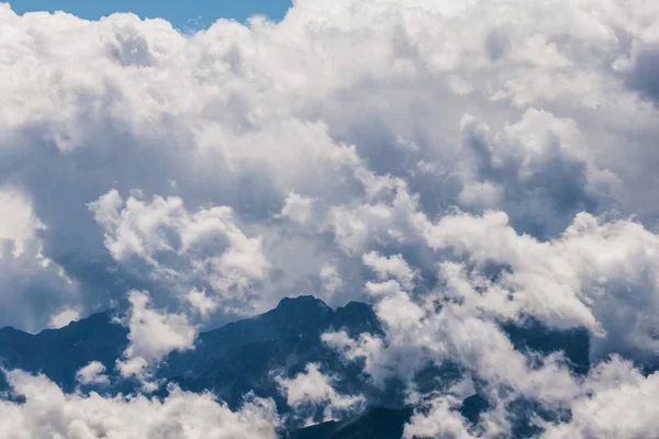 Mountain peaks hidden by clouds — Stock Photo, Image