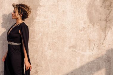 Güzel ve zarif bir kadın profili portre siyah elbise