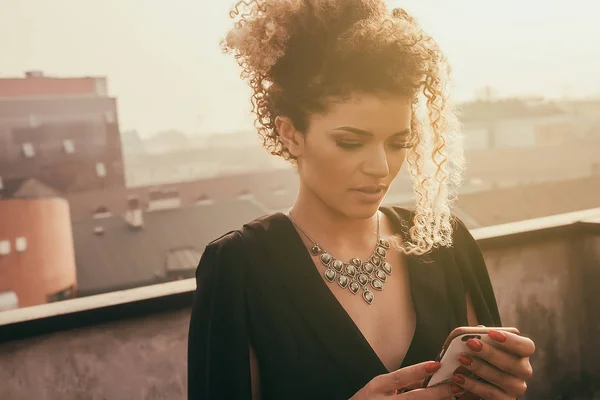 Hermoso y elegante retrato de mujer mirando el teléfono inteligente —  Fotos de Stock