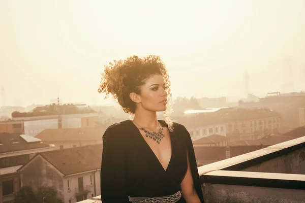 美丽典雅的女性肖像站在屋顶上的阳光 — 图库照片
