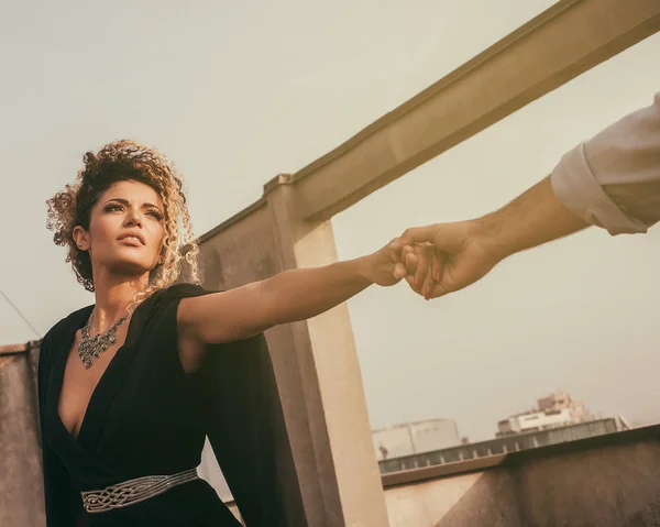 Hermosa mujer retrato de la mano con su amante, no queriendo dejarlo ir —  Fotos de Stock