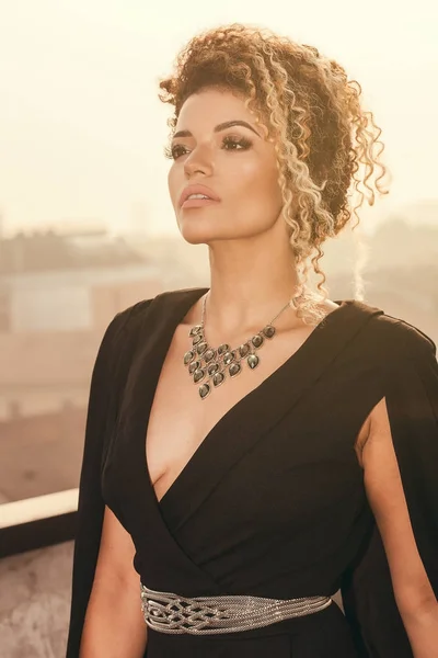 Retrato de mulher elegante com cabelo encaracolado lindo olhando para o lado — Fotografia de Stock