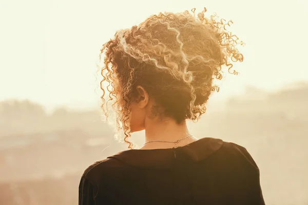 Hermosa mujer retrato de espalda en la luz del sol —  Fotos de Stock