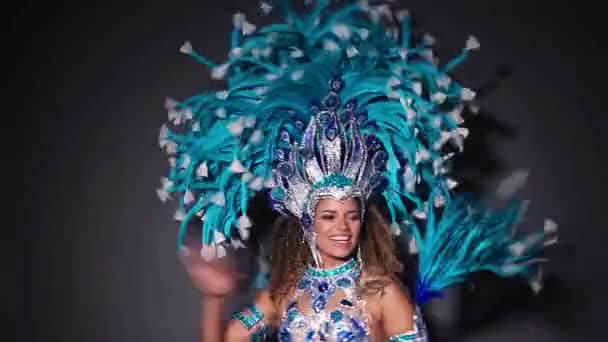 Mulher brasileira bonita e feliz vestindo traje tradicional e samba dançante — Vídeo de Stock