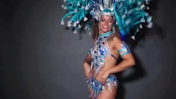 Mulher bonita e feliz dançando samba enquanto vestindo traje azul tradicional — Vídeo de Stock