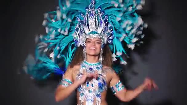 Mooi en gelukkig vrouw dansen samba terwijl het dragen van traditionele kostuum — Stockvideo