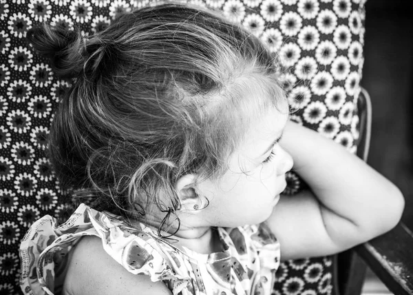 Çilek elbise ve bir yana, tek renkli seyir tatlı küçük kız portre — Stok fotoğraf