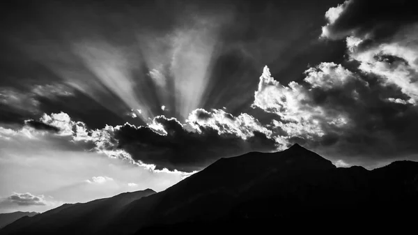 Nádherná cloudscape s paprsky slunce, černé a bílé — Stock fotografie